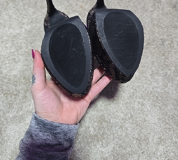 JustFab Black Lace Women's Heels Size 8 Never Worn Lock & Key Accent - Picture 4 of 4